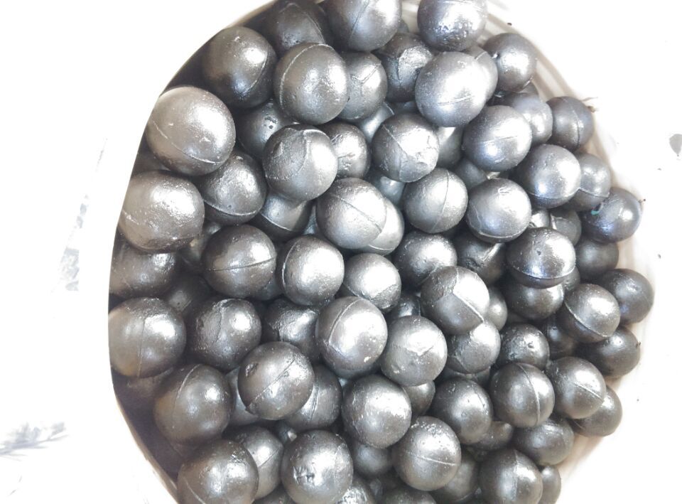 Sfera in fusione di acciaio cromato